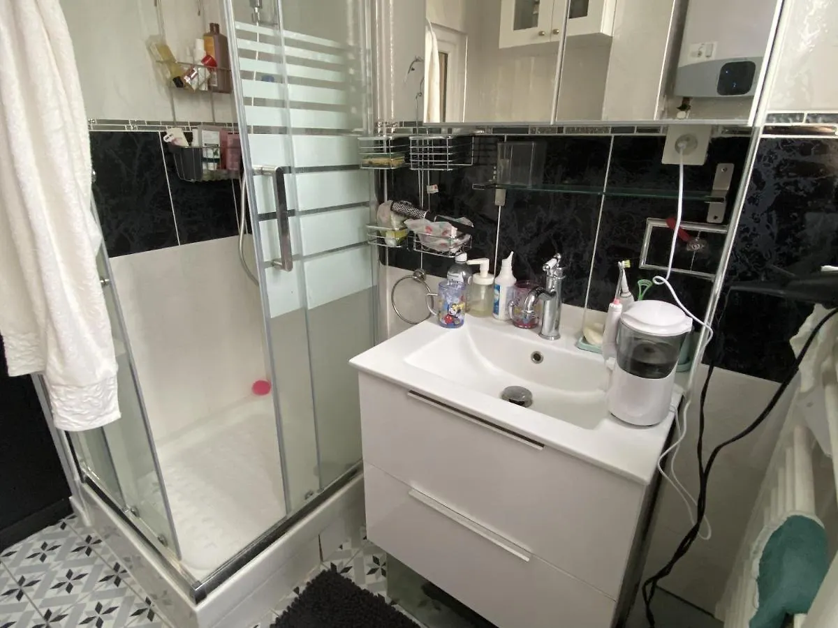 Paris: Agreable Chambre D'Un Grand Createur 0*, Parigi